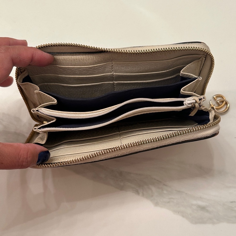 Gucci Beige Leather Wallet with Gold Logo - Picture 2 of 10